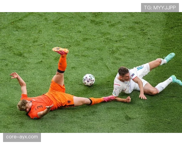 德里赫特防守稳健，助球队防线固若金汤