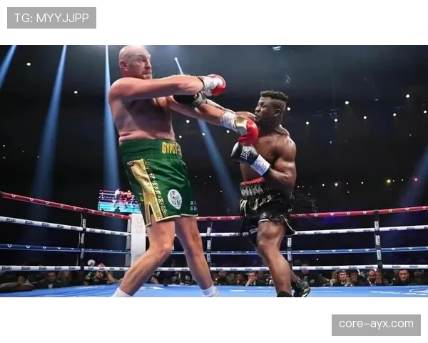 泰森·富里这身材跟他拳击台上的猛男气场完全不是一个人的生活吧？